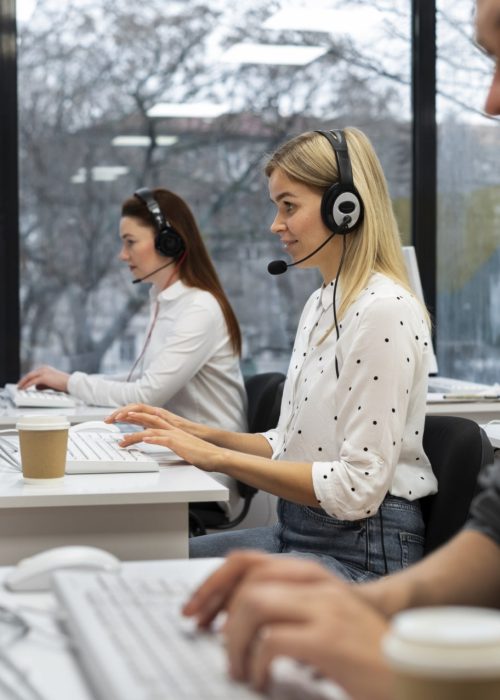 comunica-soluciones-colegas-trabajando-juntos-oficina-call-center-cafe