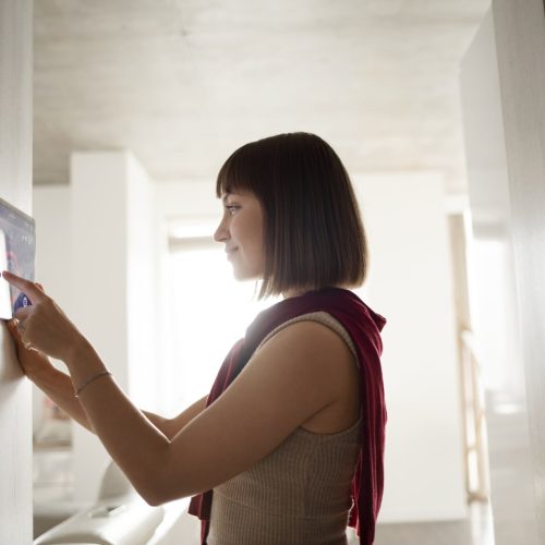 comunica-soluciones-mujer-joven-tecnologia-casera